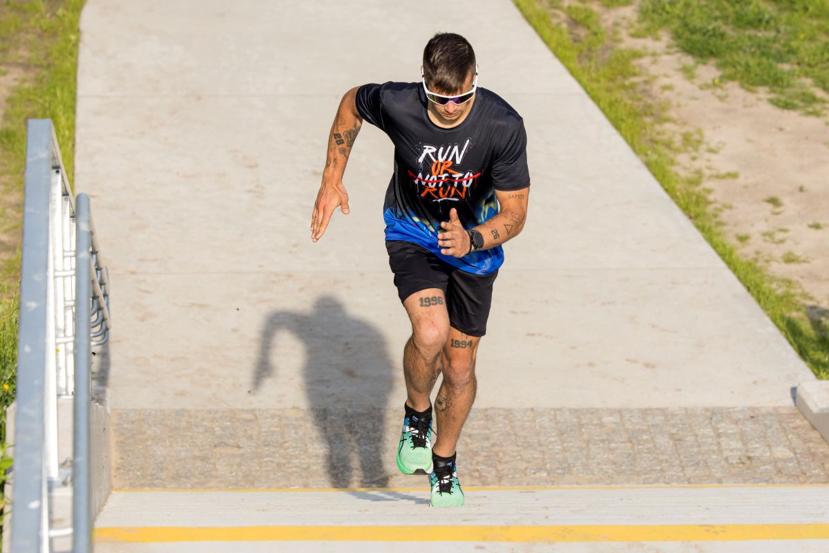 Jak ubrać się na maraton przy wilgoci i 5–10°C – strój, który nie zawiedzie na starcie