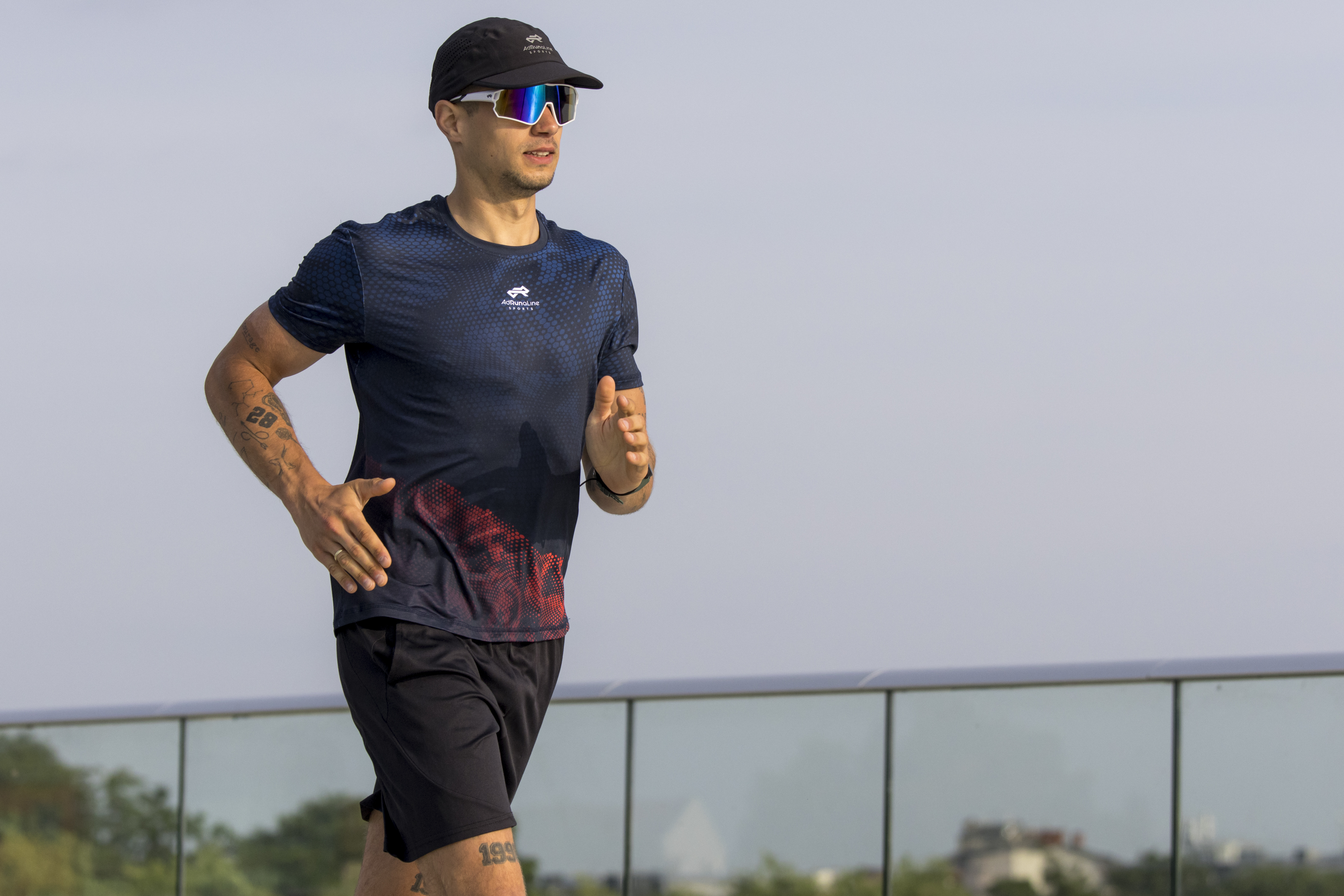 Wczesnowiosenny półmaraton – jak dobrać warstwy i nie marznąć ani nie przegrzewać się na trasie